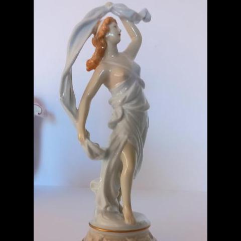 Statuina danzatrice in porcellana decorata